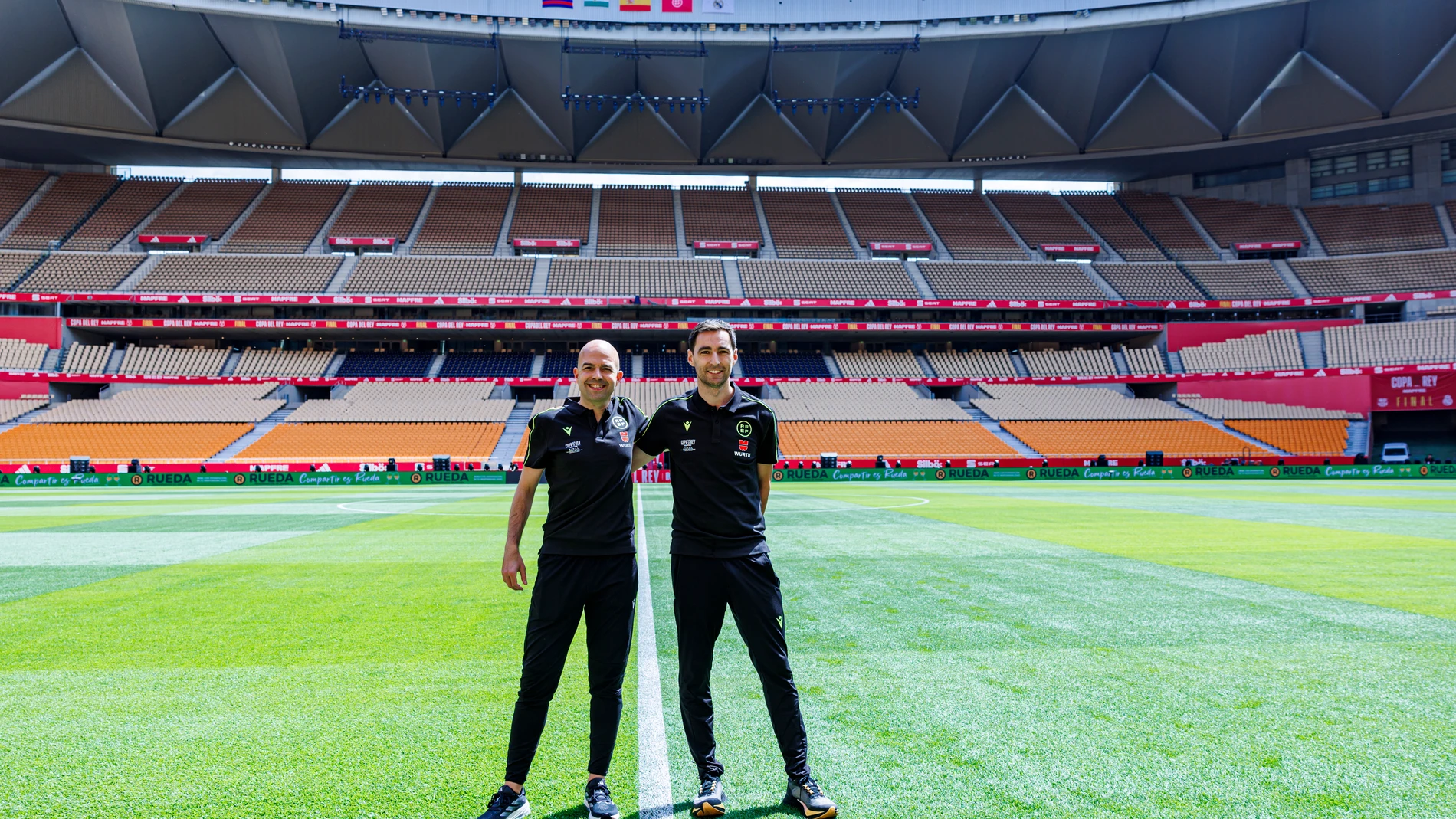 Los árbitros de la final de la Copa del Rey Ricardo de Burgos Bengoetxea (d) y Pablo González Fuertes (i) posan en el Estadio de la Cartuja Los árbitros de la final de la Copa del Rey Ricardo de Burgos Bengoetxea (d) y Pablo González Fuertes (i) posan en el Estadio de la Cartuja