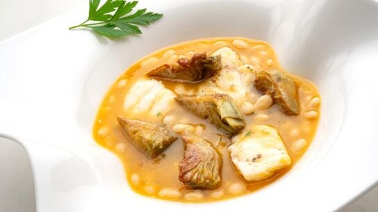 Alubias blancas con rape y alcachofas