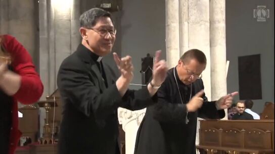 Imagen de Luis Antonio Tagle bailando.