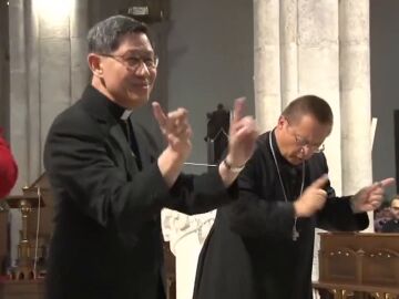 Imagen de Luis Antonio Tagle bailando.
