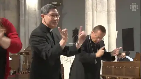 Imagen de Luis Antonio Tagle bailando. Imagen de Luis Antonio Tagle bailando.
