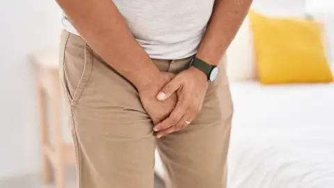 Hombre con molestias en la zona genital Hombre con molestias en la zona genital