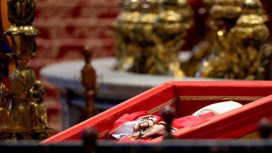El Vaticano se prepara para despedir al papa en un funeral multitudinario