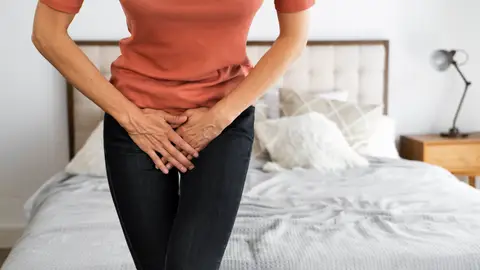 Mujer con molestias en la zona genital Mujer con molestias en la zona genital