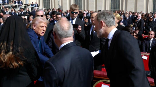 El rey Felipe VI saluda a Donald Trump