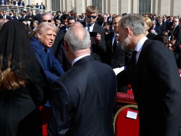 El rey Felipe VI saluda a Donald Trump