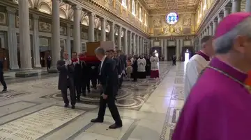 El féretro en el interior de la basílica El féretro en el interior de la basílica