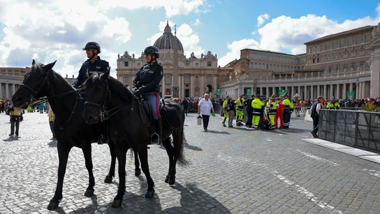 El Papa Francisco yace en capilla ardiente en la Basílica de San Pedro del Vaticano. El Papa Francisco yace en capilla ardiente en la Basílica de San Pedro del Vaticano.