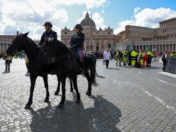 El Papa Francisco yace en capilla ardiente en la Basílica de San Pedro del Vaticano.