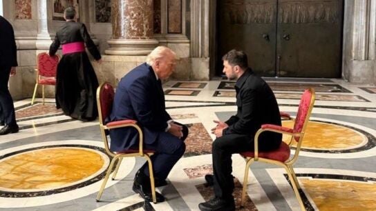 Imagen de la reuni&oacute;n entre Trump y Zelenski en el Vaticano