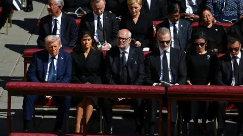 Donald Trump y su mujer Melania al lado de los reyes Felipe y Letizia en el funeral del papa Francisco Donald Trump y su mujer Melania al lado de los reyes Felipe y Letizia en el funeral del papa Francisco