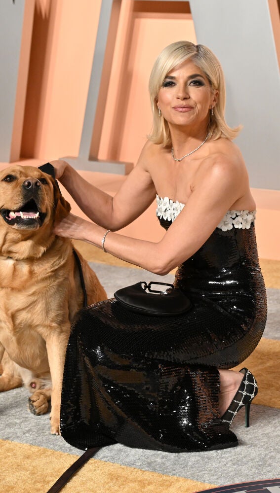 Selma Blair en la fiesta de los Oscar 2025 con su perro
