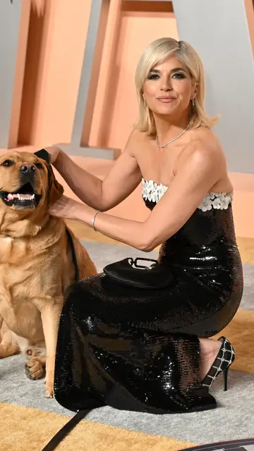 Selma Blair en la fiesta de los Oscar 2025 con su perro Selma Blair en la fiesta de los Oscar 2025 con su perro