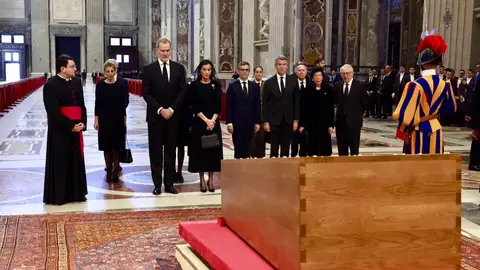 Los reyes Felipe y Letizia ante el féretro del papa Francisco Los reyes Felipe y Letizia ante el féretro del papa Francisco