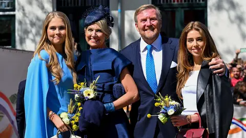Guillermo y Máxima de Holanda junto a sus hijas Amalia y Alexia en el día de los Países Bajos Guillermo y Máxima de Holanda junto a sus hijas Amalia y Alexia en el día de los Países Bajos