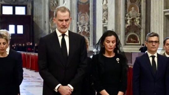 Felipe VI y do&ntilde;a Letizia, junto al f&eacute;retro del papa Francisco