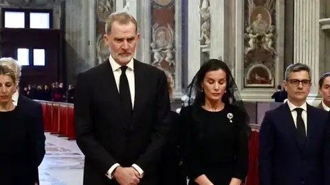 Felipe VI y doña Letizia, junto al féretro del papa Francisco Felipe VI y doña Letizia, junto al féretro del papa Francisco