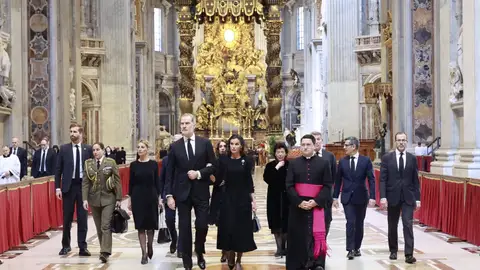 Los reyes Felipe y Letizia en el funeral del papa Francisco Los reyes Felipe y Letizia en el funeral del papa Francisco