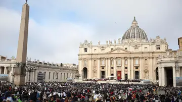 Fieles en la Plaza de San Pedro Fieles en la Plaza de San Pedro