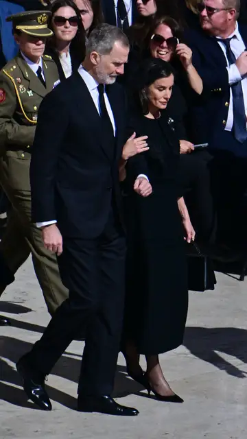 Los reyes Felipe y Letizia acudiendo a la misa en honor al papa Francisco Los reyes Felipe y Letizia acudiendo a la misa en honor al papa Francisco