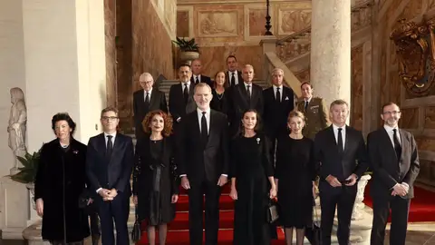 Los reyes Felipe y Letizia encabezan la delegación española en el funeral del papa Francisco Los reyes Felipe y Letizia encabezan la delegación española en el funeral del papa Francisco