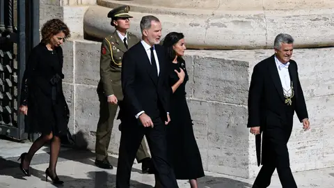 Los reyes Felipe y Letizia acudiendo a la misa en honor al papa Francisco Los reyes Felipe y Letizia acudiendo a la misa en honor al papa Francisco