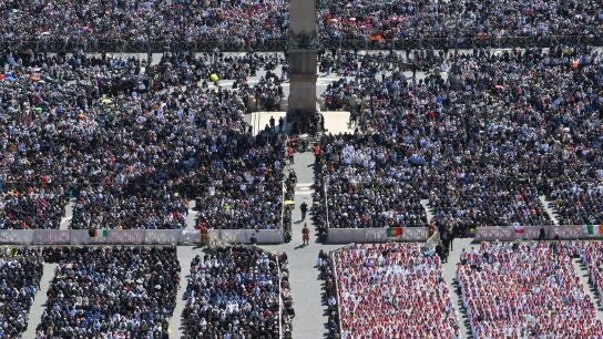 Una vista a&eacute;rea muestra a los fieles asistiendo a la misa funeral del papa Francisco en la Plaza de San Pedro