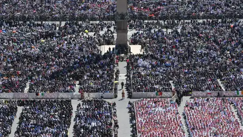 Una vista aérea muestra a los fieles asistiendo a la misa funeral del papa Francisco en la Plaza de San Pedro Una vista aérea muestra a los fieles asistiendo a la misa funeral del papa Francisco en la Plaza de San Pedro