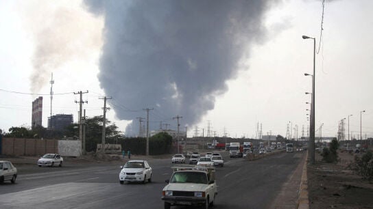 Se ve humo de la explosi&oacute;n en el puerto de Shahid Rajaee en Bandar Abbas.