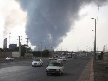 Se ve humo de la explosión en el puerto de Shahid Rajaee en Bandar Abbas.