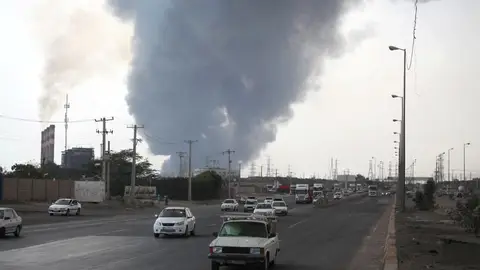 Se ve humo de la explosión en el puerto de Shahid Rajaee en Bandar Abbas. Se ve humo de la explosión en el puerto de Shahid Rajaee en Bandar Abbas.