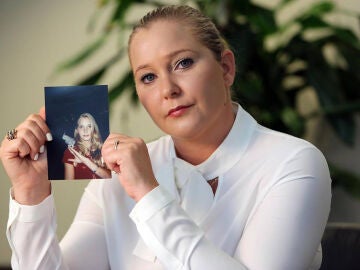 Virginia Roberts Giuffre, con una foto suya de adolescente, afirma haber sido abusada por Jeffrey Epstein, Ghislaine Maxwell y el pr&iacute;ncipe Andr&eacute;s, entre otros.