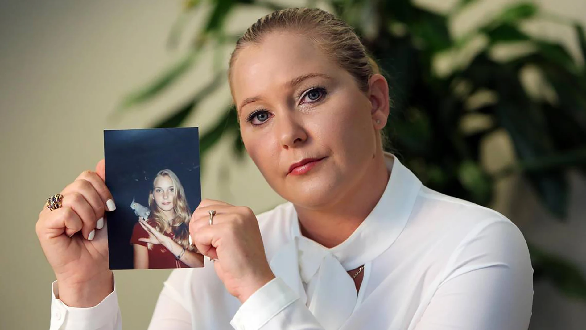Virginia Roberts Giuffre, con una foto suya de adolescente, afirma haber sido abusada por Jeffrey Epstein, Ghislaine Maxwell y el príncipe Andrés, entre otros. Virginia Roberts Giuffre, con una foto suya de adolescente, afirma haber sido abusada por Jeffrey Epstein, Ghislaine Maxwell y el príncipe Andrés, entre otros.