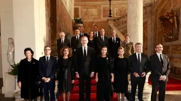 Los reyes Felipe y Letizia posan en la embajada de España en la Santa Sede, junto a la delegación española Los reyes Felipe y Letizia posan en la embajada de España en la Santa Sede, junto a la delegación española