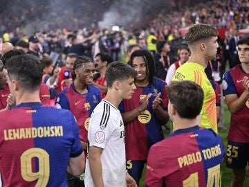 Los jugadores del Barça le hacen el pasillo a los futbolistas blancos tras la final de la Copa del Rey