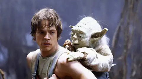 Luke Skywalker (Mark Hamill) y Yoda en Star Wars: El Imperio contraataca Luke Skywalker (Mark Hamill) y Yoda en Star Wars: El Imperio contraataca