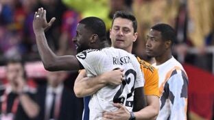 Antonio R&uuml;diger protesta una decisi&oacute;n del &aacute;rbitro en la final de la Copa del Rey