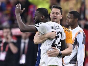Antonio Rüdiger protesta una decisión del árbitro en la final de la Copa del Rey