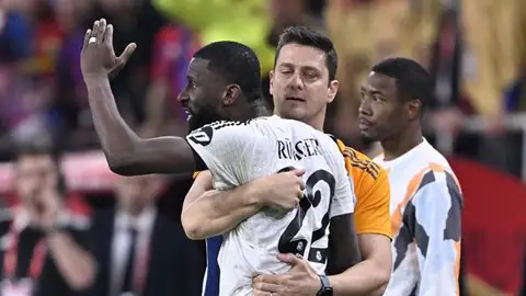 Antonio Rüdiger protesta una decisión del árbitro en la final de la Copa del Rey Antonio Rüdiger protesta una decisión del árbitro en la final de la Copa del Rey