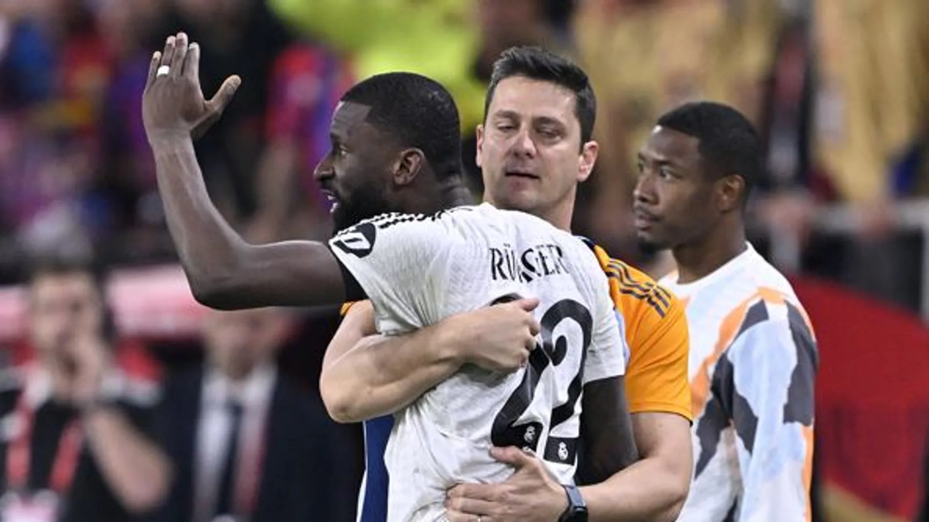 Antonio Rüdiger protesta una decisión del árbitro en la final de la Copa del Rey Antonio Rüdiger protesta una decisión del árbitro en la final de la Copa del Rey