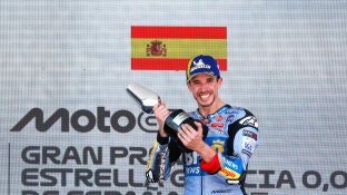&Aacute;lex M&aacute;rquez posa con el trofeo de campe&oacute;n del GP de Jerez