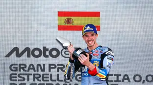 Álex Márquez posa con el trofeo de campeón del GP de Jerez Álex Márquez posa con el trofeo de campeón del GP de Jerez