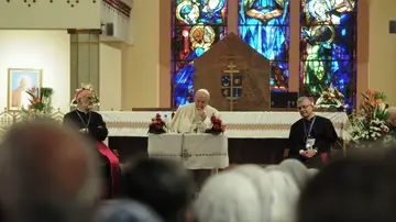 El Papa Francisco, flanqueado por el arzobispo de Rabat, Cristóbal López Romero (izq.), y el arzobispo de Tánger, Santiago Agrelo Martínez, asiste a una reunión con sacerdotes y representantes cristianos en la Catedral de San Pedro. El Papa Francisco, flanqueado por el arzobispo de Rabat, Cristóbal López Romero (izq.), y el arzobispo de Tánger, Santiago Agrelo Martínez, asiste a una reunión con sacerdotes y representantes cristianos en la Catedral de San Pedro.