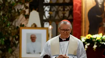 El Secretario de Estado del Vaticano, el cardenal Pietro Parolin, observa el final del Rosario por el Papa Francisco en la Basílica Papal de Santa María la Mayor. El Secretario de Estado del Vaticano, el cardenal Pietro Parolin, observa el final del Rosario por el Papa Francisco en la Basílica Papal de Santa María la Mayor.