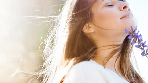 Mujer en primavera con la piel radiante Mujer en primavera con la piel radiante