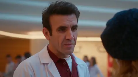 Evren presume de su amor por Bahar en el hospital y Timur no lo soporta: “¡Te gusta provocar!” Evren presume de su amor por Bahar en el hospital y Timur no lo soporta: “¡Te gusta provocar!”
