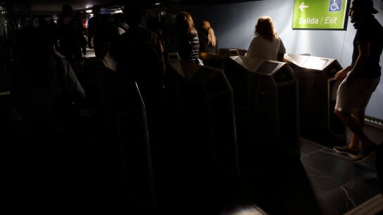 Usuarios del Metro de Madrid abandonan una de las estaciones del suburbano tras registrarse un apag&oacute;n