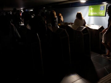 Usuarios del Metro de Madrid abandonan una de las estaciones del suburbano tras registrarse un apagón
