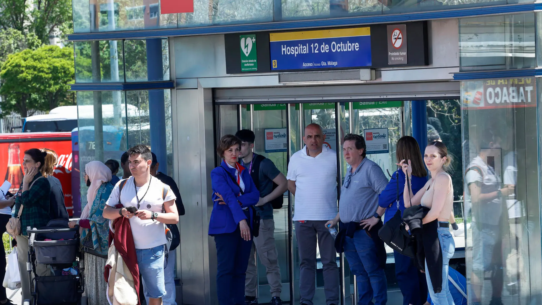 Varias personas junto a una estación de metro, que no presta servicio, este lunes durante el apagón eléctrico en Madrid Varias personas junto a una estación de metro, que no presta servicio, este lunes durante el apagón eléctrico en Madrid