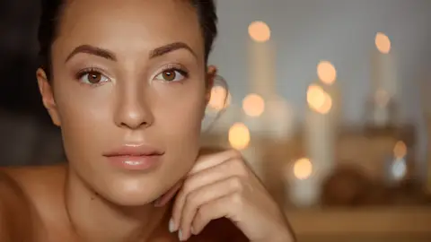Una mujer con piel radiante y luminosa Una mujer con piel radiante y luminosa